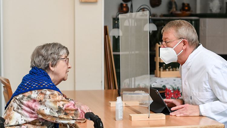 Neben den Bewohnern soll auch das Personal in Pflegeheimen zügig geimpft werden.
