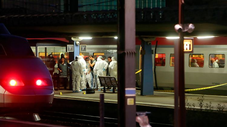 Ein Terrorist hatte in einem Zug nach Paris das Feuer eröffnet, wurde aber von Fahrgästen überwältigt.