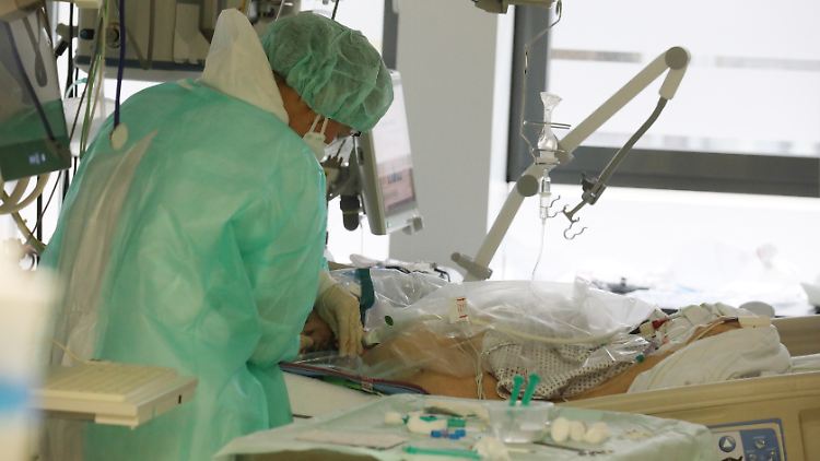 Aktuell werden bundesweit 4856 Covid-19-Patienten intensivmedizinisch behandelt.