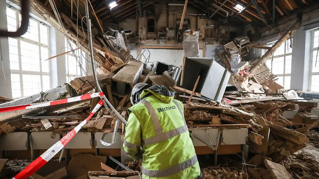 Materialermuedung-durch-Korrosion-und-ein-Temperatursturz-sowie-weitere-Faktoren-fuehrten-nach-einem-Gutachten-zum-Einsturz-einer-Hoersaal-Decke-an-der-Marburger-Philipps-Universitaet-Die-Ergebnisse-der-Expertise-hat-die-Universitaet-jetzt-veroeffentlicht