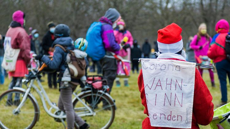 Die "Querdenker" protestieren gegen die Corona-Maßnahmen, verbreiten vielfach aber auch Verschwörungsmythen.