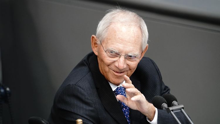 "Jeder CDU-Vorsitzende muss geeignet sein, Kanzlerkandidat und Kanzler zu werden – und muss es wollen", sagt Schäuble.