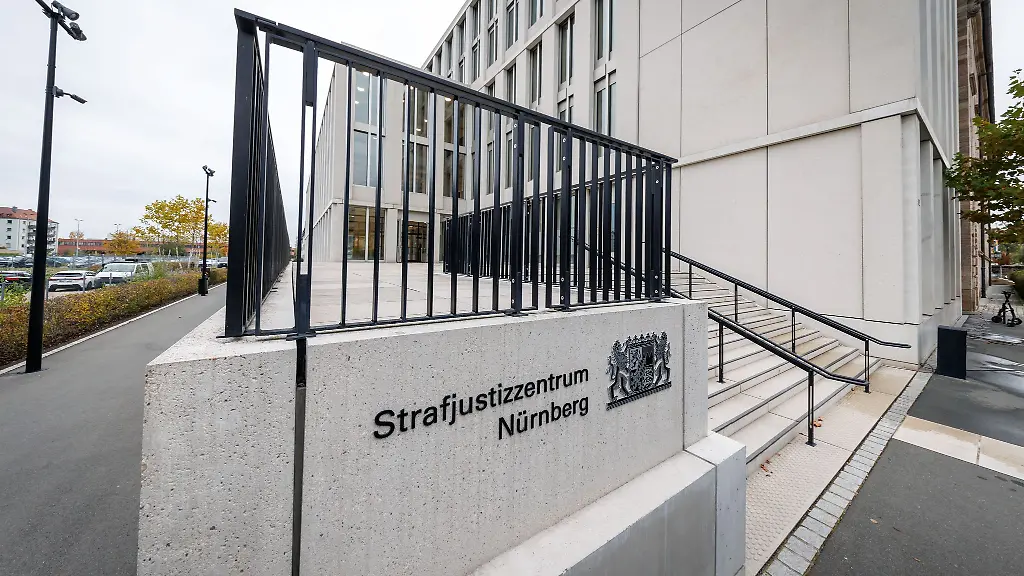 Die-Staatsanwaltschaft-wirft-den-Angeklagten-schweren-Bandensdiebstahl-vor