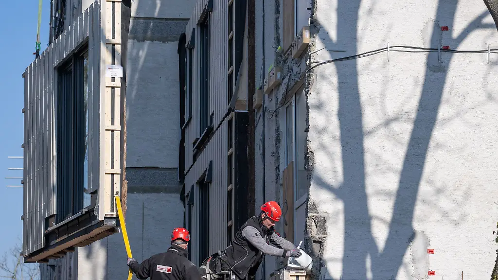 Durch-die-serielle-Sanierung-sollen-Haeuser-schnell-auf-einen-modernen-energetischen-Standard-gebracht-werden