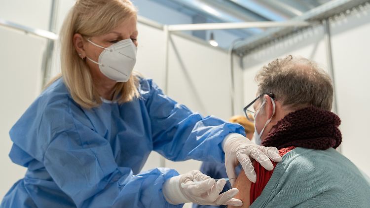 Zahlreiche Impfzentren bereiten sich durch Simulationen auf die startende Impfkampagne vor. 