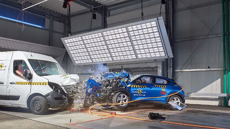 Der Zusammenstoß mit einem Kleintransporter kann für Pkw_Fahrer verheerende Folgen haben.