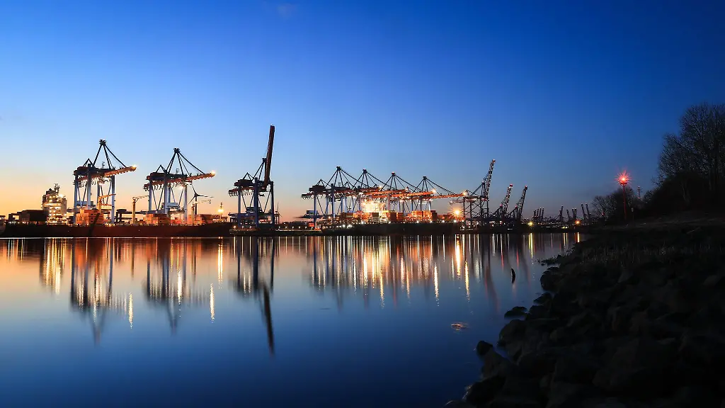 Der-Hamburger-Hafenlogistiker-HHLA-hat-im-vergangenen-Jahr-Umsatz-und-Gewinn-gesteigert-Nur-beim-Containerumschlag-in-der-Hansestadt-verzeichnete-er-nach-eigenen-Angaben-einen-minimalen-Rueckgang