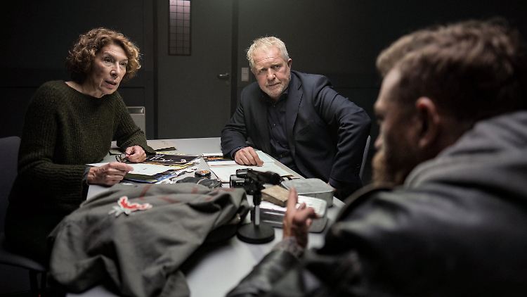 Bibi Fellner (Adele Neuhauser) und Moritz Eisner (Harald Krassnitzer) verhören den Obdachlosen Indy Lechner. 