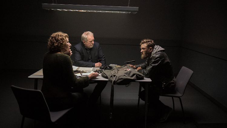Bibi Fellner (Adele Neuhauser) und Moritz Eisner (Harald Krassnitzer) verhören den Obdachlosen Indy Lechner.