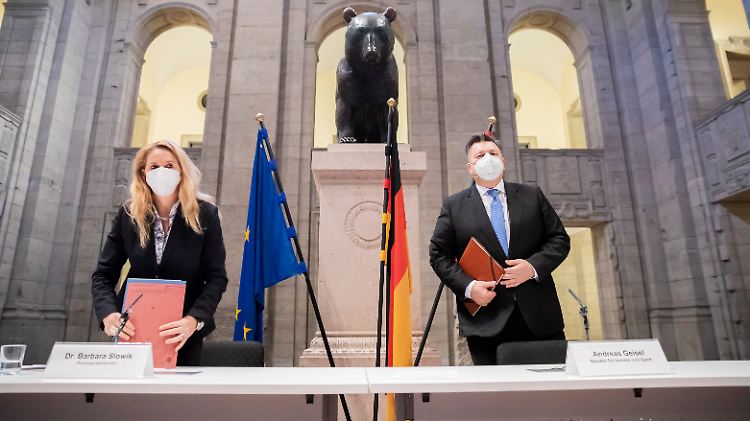 Berlins Polizeipräsidentin Slowik und Innensenator Geisel verlangen bessere Zusammenarbeit staatlicher Stellen. 