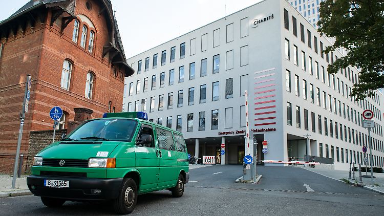 Gut bewacht: In der Charité kämpfte Kreml-Kritiker Nawalny um sein Leben.
