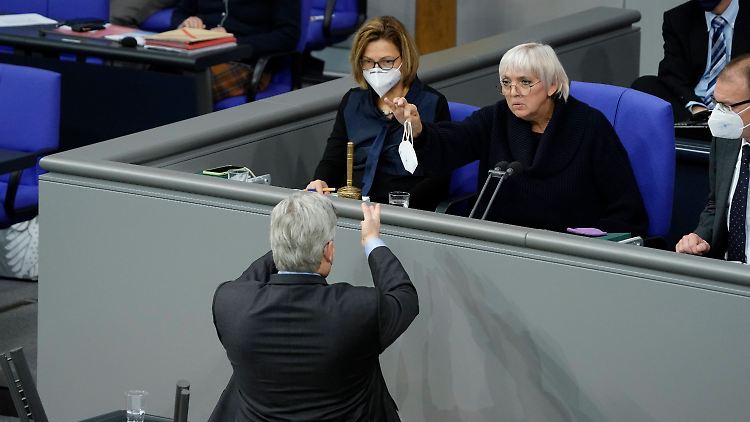 Der AfD-Abgeordnete Seitz bezeichnete die FFP2-Maske, die Claudia Roth ihm reichte, als "Maulkorb".