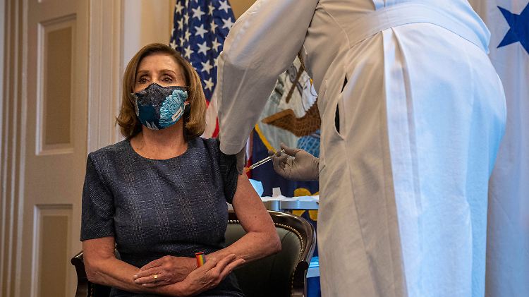 Die Nummer drei im Machtgefüge der USA: Nancy Pelosi bei der Impfung.