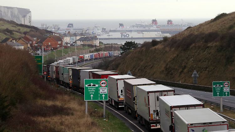 Aus Furcht vor einem No-Deal-Brexit werden bereits Lager aufgestockt - ein Grund für lange Lkw-Schlangen auf der britischen Seite des Ärmelkanals.