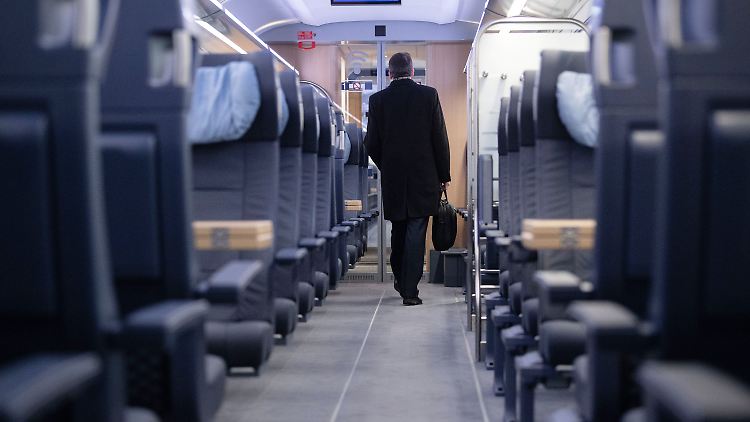 Die Bahn hält das Angebot weitgehend aufrecht, doch die Züge sind weitgehend leer.