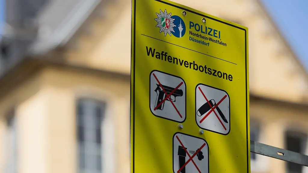 In-der-Duesseldorfer-Altstadt-gibt-es-schon-seit-gut-drei-Jahren-eine-Waffenverbotszone