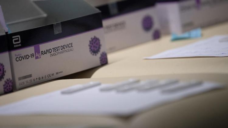 Der Antigen-Test funktioniert ähnlich simpel wie ein Schwangerschaftstest.