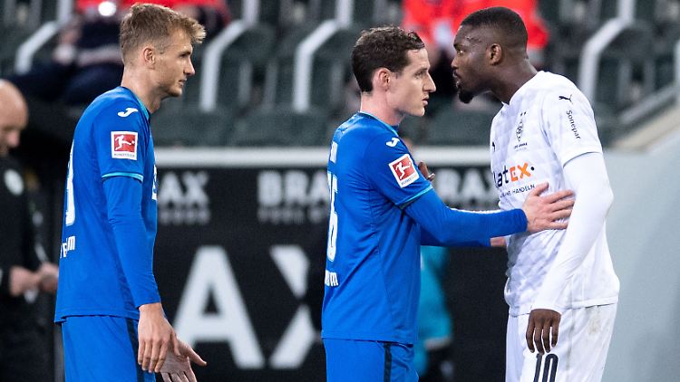 Der Moment danach: Thuram (rechts) hatte Posch (links) direkt ins Gesicht gespuckt.