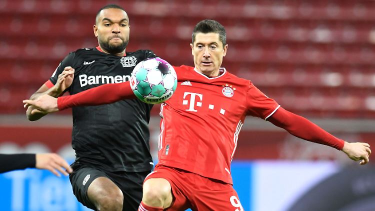 Leverkusens Tah (links) patzte in der letzten Sekunden, Lewandowski vollendete für die Bayern zum Sieg.