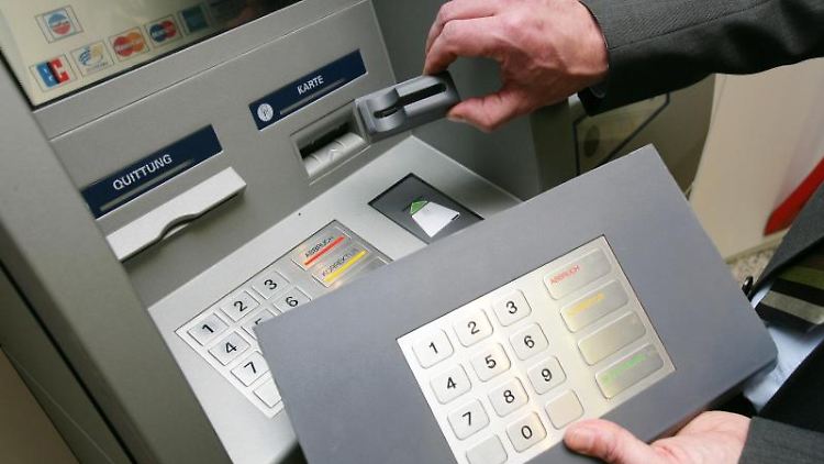 Für das "Skimming" wurden die Geldautomaten speziell präpariert, so konnten Kartendaten ausgelesen werden.