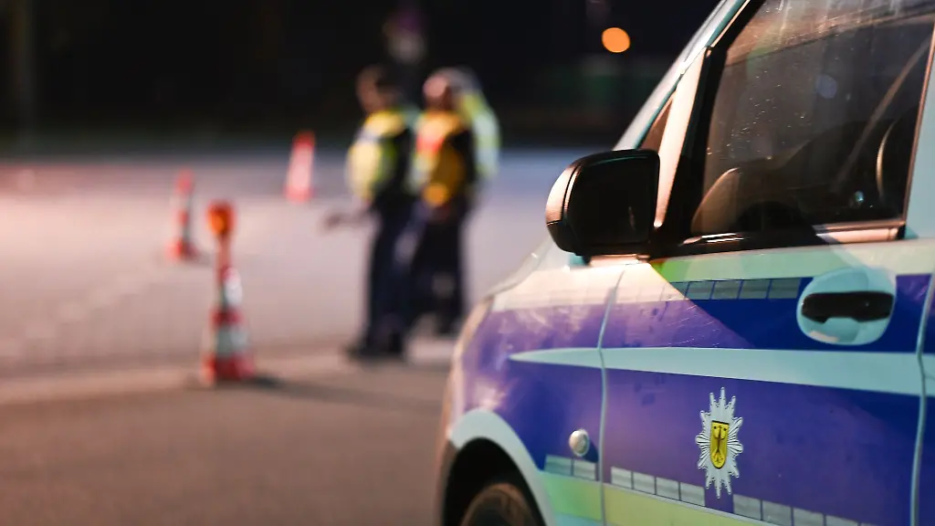 An-der-deutsch-niederlaendischen-Grenze-in-Niedersachsen-wurde-eine-feste-Kontrollstelle-etwa-auf-der-Autobahn-30-bei-Bad-Bentheim-eingerichtet