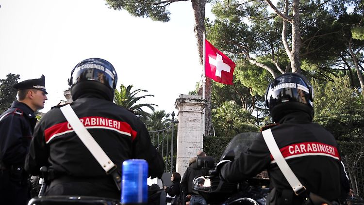 Carabinieri vor der Schweizer Botschaft in Rom.
