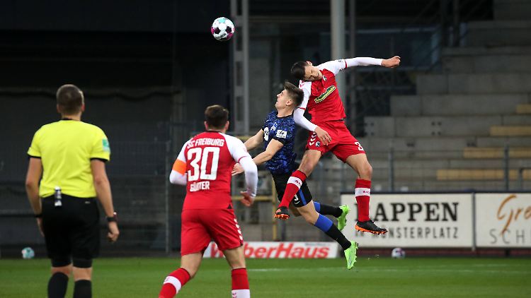 Herthas Krysztof Piatek hat gegen Keven Schlotterbeck vom SC Freiburg das Nachsehen.