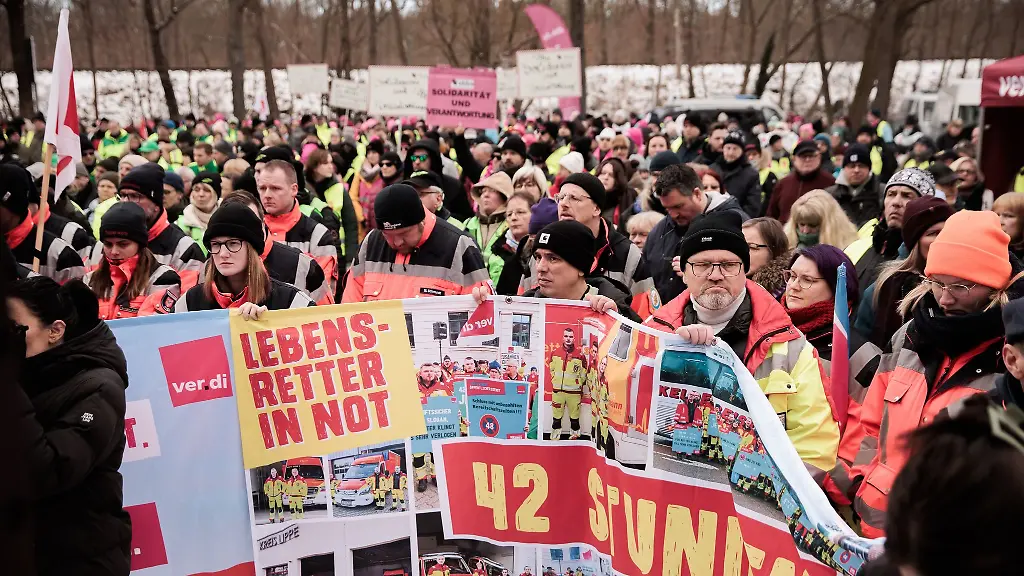 Die-Beschaeftigten-des-oeffentlichen-Dienstes-protestieren-fuer-hoehere-Loehne