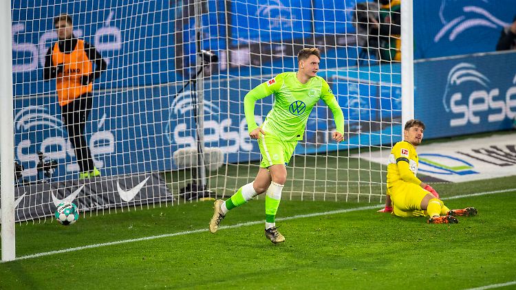Wolfsburgs Marin Pongracic jubelt nach Brekalos kuriosen Freistoß-Tor zum 1:0