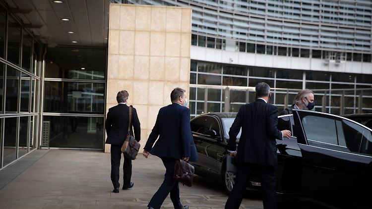 Der britische Chef-Unterhändler David Frost (Mitte) nach den Gesprächen mit seinem EU-Kollegen Michel Barnier in Brüssel.