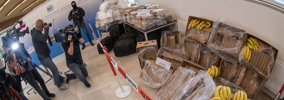 2018 präsentiert das bayerische Landeskriminalamt bei einer Pressekonferenz Hunderte Kilo Kokain sowie Waffen, Bargeld und Bananenkisten, die im Zuge der Ermittlungen gegen das Drogenkartell sichergestellt wurden.