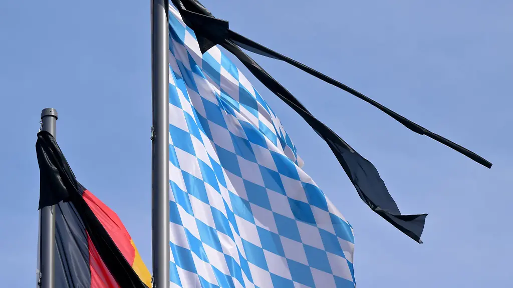 Zum-Gedenken-an-die-beiden-Todesopfer-des-Anschlags-in-Muenchen-wurde-in-Bayern-am-Montag-eine-landesweite-Trauerbeflaggung-angeordnet