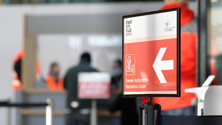 In Deutschland gehen die ersten Corona-Impfzentren bereits in den Testbetrieb.