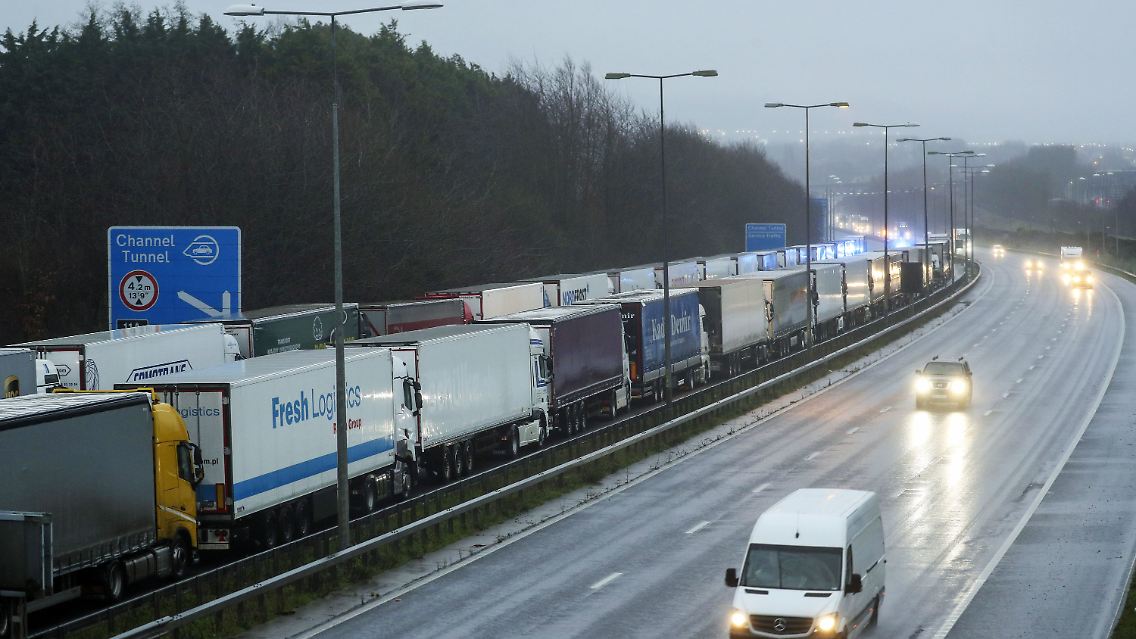 Wann geht es hier weiter? Lkw-Fahrer brauchen am Eurotunnel in diesen Tagen starke Nerven. Bei einem "harten Brexit" könnte es ab 1. Januar erneut lange Staus geben.