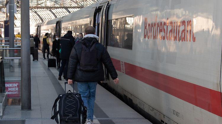 Die Züge dürften voller werden als zuletzt. Die Bahn rechnet jedoch mit einer geringeren Auslastung als noch im vergangenen Jahr.
