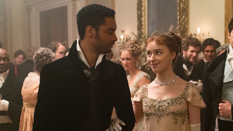 Eine Liebe mit etlichen Hindernissen: Simon Basset (Regé-Jean Page) und Daphne Bridgerton (Phoebe Dynevor) in "Bridgerton"