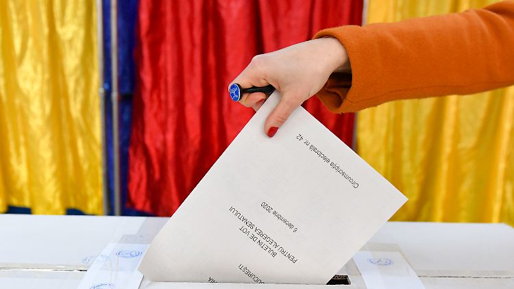 Die erst 2019 gegründete AUR wurde mit rund 9 Prozent der Wählerstimmen viertstärkste Kraft im Parlament. 