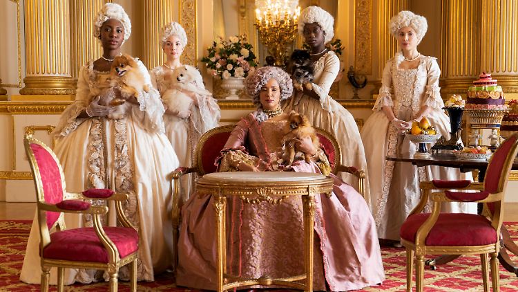 In "Bridgerton" sitzt Queen Charlotte (M.), gespielt von Golda Rusheuvel, gern im Mittelpunkt.
