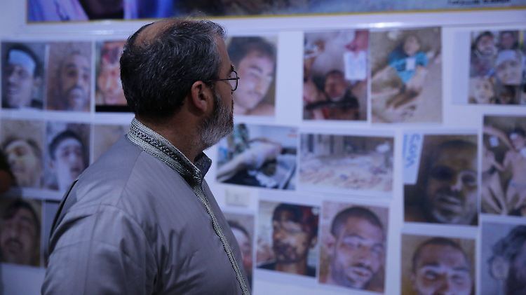 Bilder von Folteropfern werden im Juli 2020 in einer Ausstellung der Universität in Sarmada, Syrien, gezeigt. 