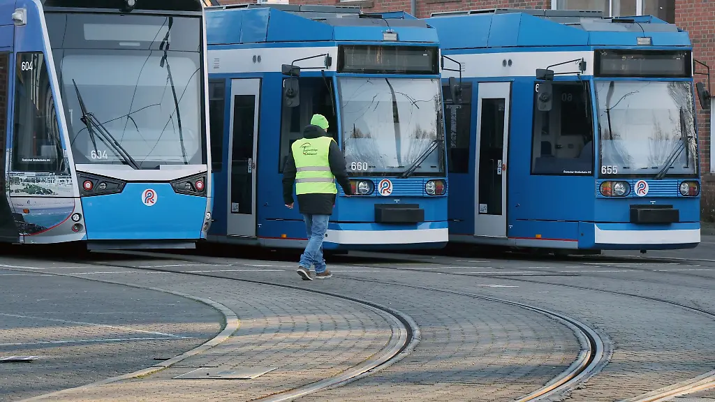 Strassenbahnen-stehen-waehrend-eines-zurueckliegenden-Warnstreiks-in-Rostock