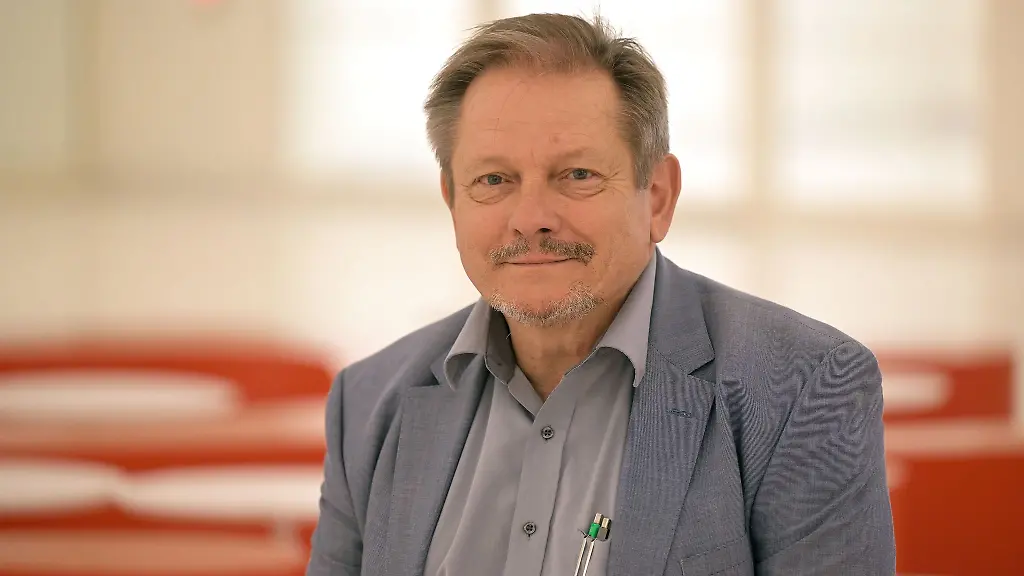 Der-Brandenburger-Landeswahlleiter-Josef-Nussbaum-ruft-Briefwaehler-dazu-auf-die-Unterlagen-in-der-Gemeinde-selbst-abzugeben-oder-Briefwahl-vor-Ort-zu-erledigen-Archivbild