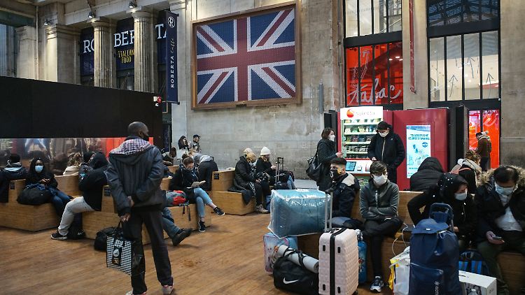 Generalprobe für den harten Brexit? Gestrandete Reisende am Eurostar-Terminal im Pariser Gare du Nord.