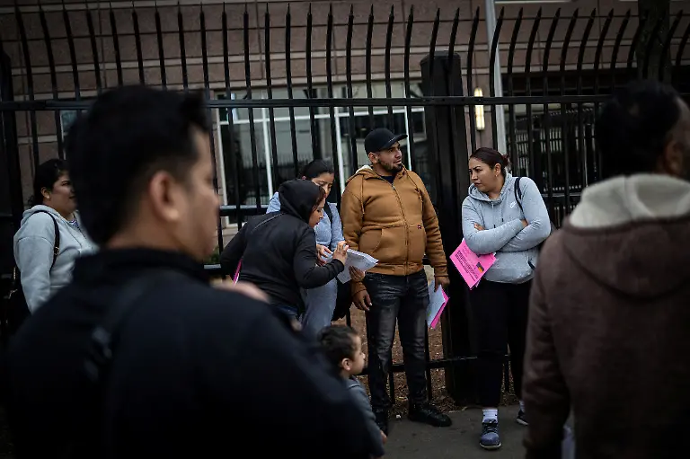 2025-02-14T143712Z-3146546987-MRPRC2FOCA7V623-RTRMADP-3-USA-TRUMP-MIGRATION-ICE