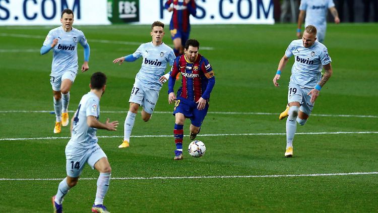 Führt Lionel Messi auch nach dieser Saison den Ball elegant am Fuß für den FC Barcelona?