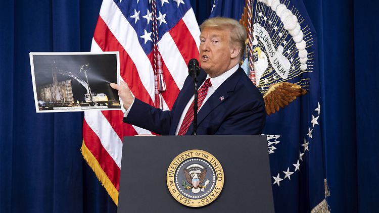 US-Präsident Donald Trump mit einem Foto seines Herzensprojekts Grenzmauer - nicht nur die soll "schön" sein, sondern auch Bauten der Bundesbehörden.