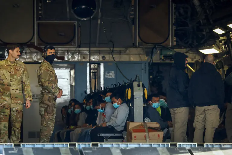 2025-02-14T143712Z-3146546987-MRPRC2HKCA441KM-RTRMADP-3-USA-TRUMP-MIGRATION-ICE