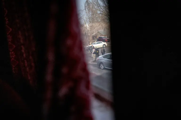 Agents-seen-from-Yessenia-and-Maikol-s-apartment