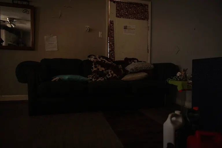 Maikol-Sofa-vor-Tuer-geschoben