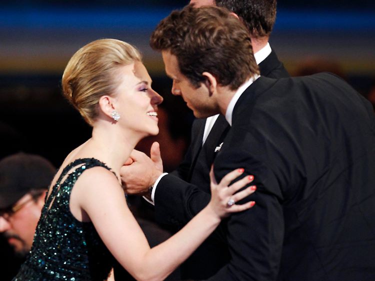 Vor einem halben Jahr sah es noch ganz innig aus: Scarlett Johansson und Ryan Reynolds bei einer Preisverleihung am 13. Juni 2010.
