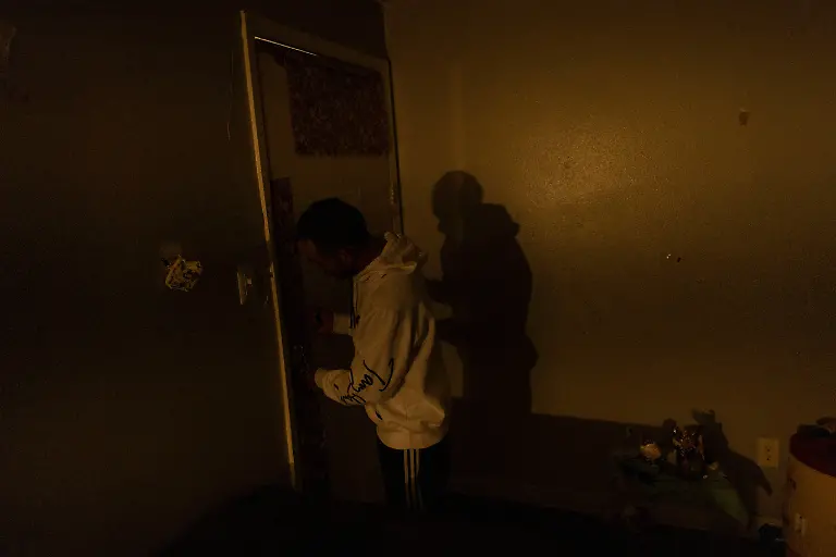 Maikol-oeffnet-tuer-fuer-Freund